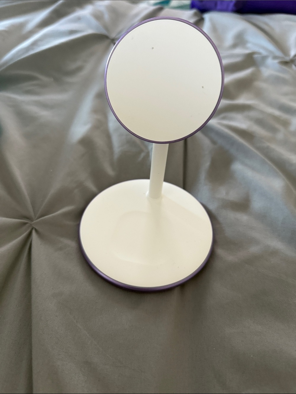 Light purple/white MagSafe charger for Apple phone, iPod and iwatch